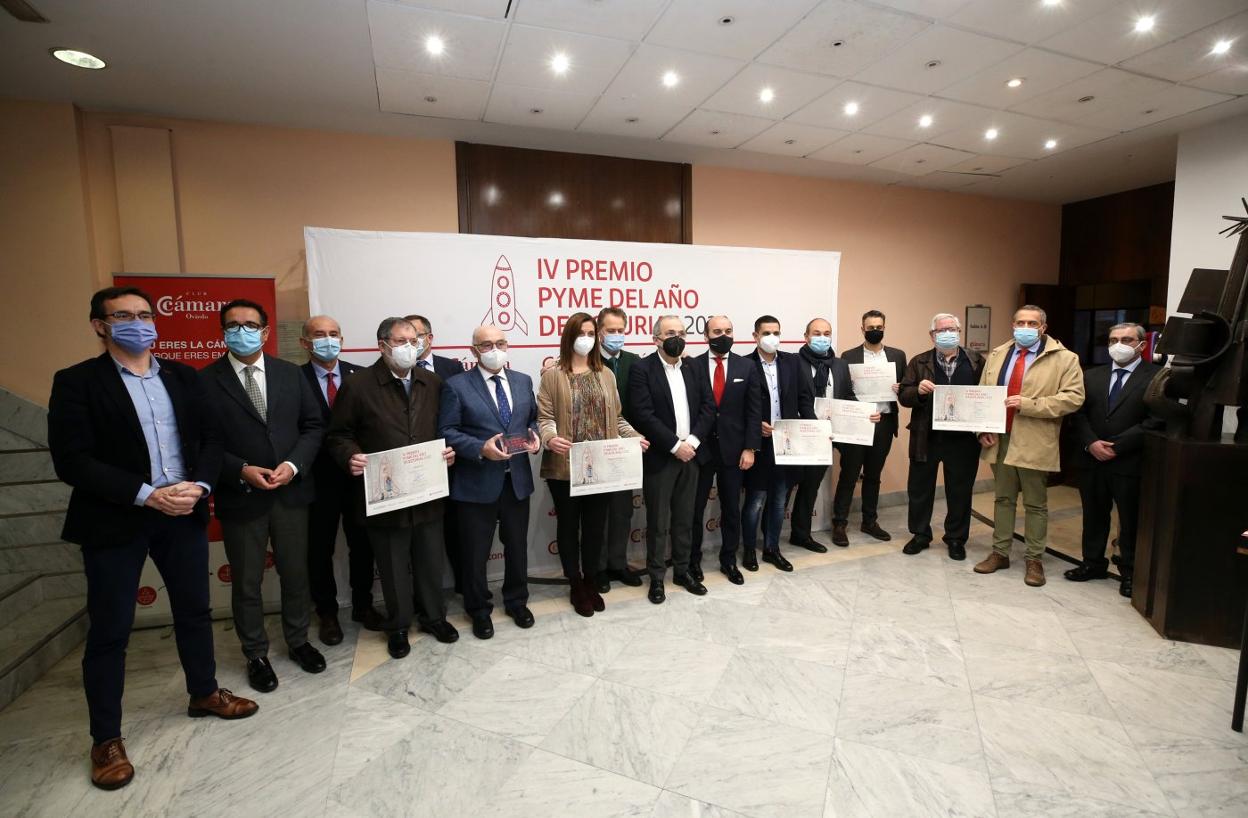 Los premiados y las autoridades, tras la entrega de los galardones otorgados por las Cámaras de Comercio y el Banco Santander, con la colaboración de EL COMERCIO. 