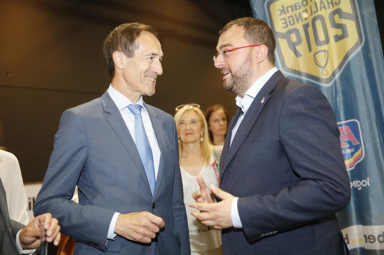 Manuel Menéndez y Adrián Barbón, en el pabellón de Liberbank de la Feria Internacional de Muestras de Asturias, en 2019. 