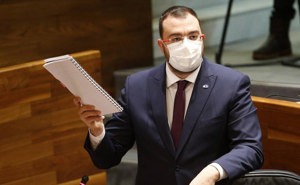 Adrián Barbón en un pleno de la Junta General del Principado.