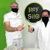 Ernesto Madera y Pascual Cabaño brindan en las instalaciones de la quesería Rey Silo