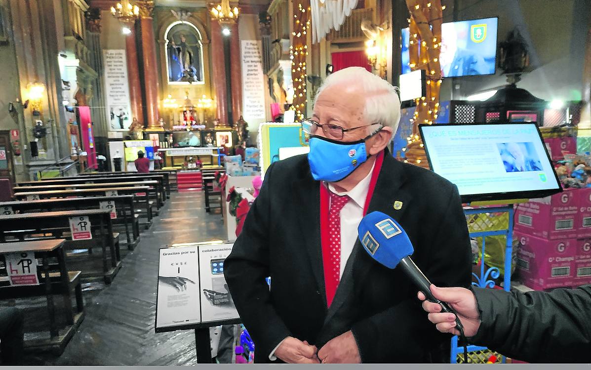 El padre Ángel, en la parroquia de San Antón, durante la entrega de los teléfonos móviles. 