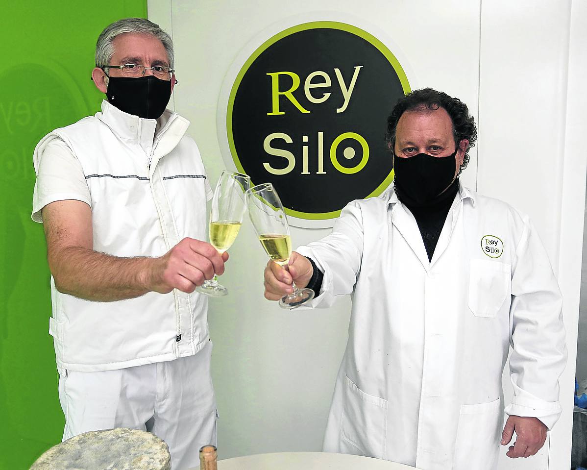 Ernesto Madera y Pascual Cabaño brindan en las instalaciones de la quesería Rey Silo