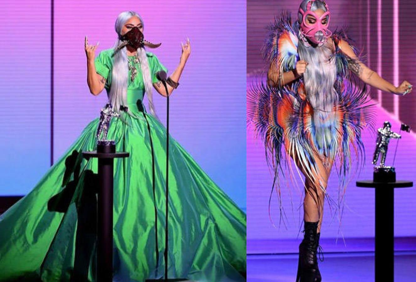 Lady Gaga se convirtió este 2020 en la auténtica protagonista de los MTV Video Music Awards. Uno de los eventos más esperados de la cultura pop en el que Lady Gaga conquistó tanto la alfombra roja como el escenario y todo gracias a sus llamativos y originales looks y mascarillas. El primero compuesto por top y falda voluminosa de taffeta estaba firmado por Christopher John Rogers. En cambio su espectacular y colorido vestido fue obra de Iris Van Herpen.