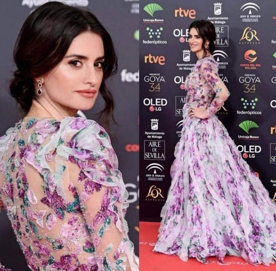 En esta la edición de los premios Goya de este 2020 en Málaga, Penélope Cruz volvió a brillar en la alfombra roja con este impecable vestido de flores 3D de Ralph & Russo. Un estilismo con el que consiguió convertirse un año más en una de las mejor vestidas de la alfombra roja.