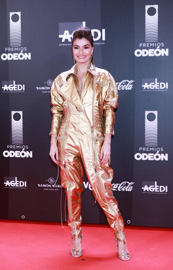 Este look con mono dorado de Madame de Rosa con peinado repleto de trenzas y con tupé también ha conseguido marcar este 2020. Un estilismo con el que la influencer sorprendió en su paso por los Premios Odeón 2020.