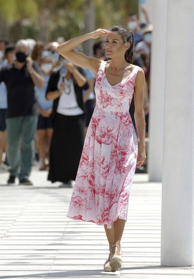 Los looks de la reina Letizia han conseguido marcar este 2020  y entre ellos este ha sido uno de los que ha conseguido destacar. Un vestido veraniego blanco con estampado de flores en rosa que doña Letizia lució en Benidorm. Un modelo que pertenece a la colección de primavera-verano 2018 de Adolfo Domínguez y que ha sido uno de sus looks repetidos más acertados del año.