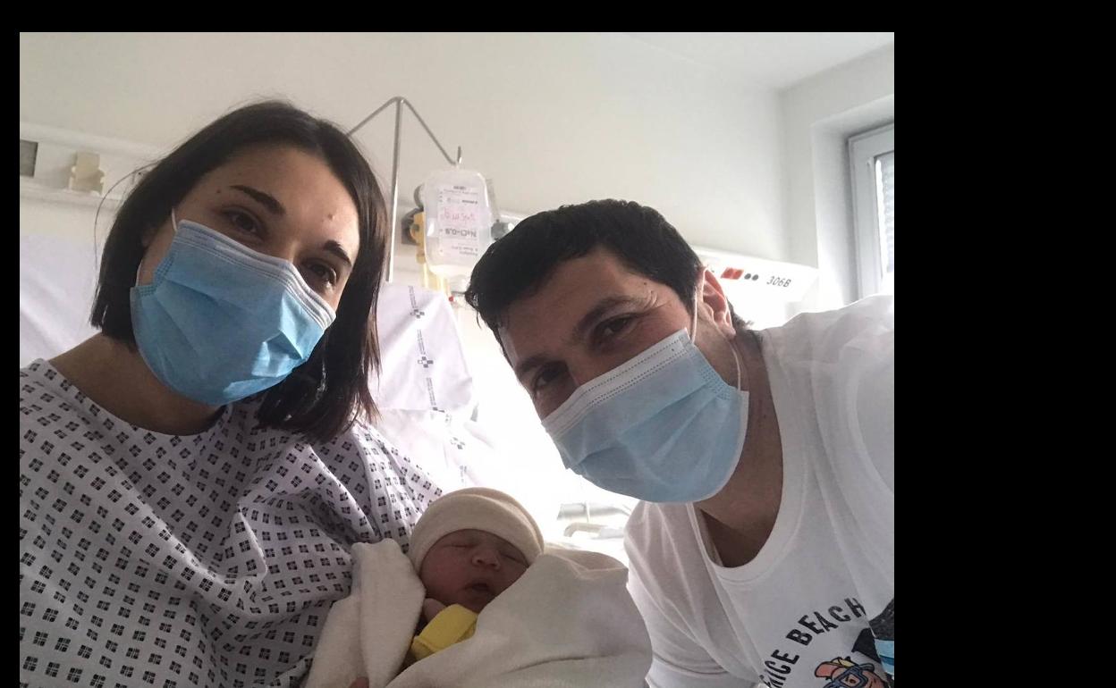 Anaa y Diego no ocultan su alegría con el pequeño Pelayo. 