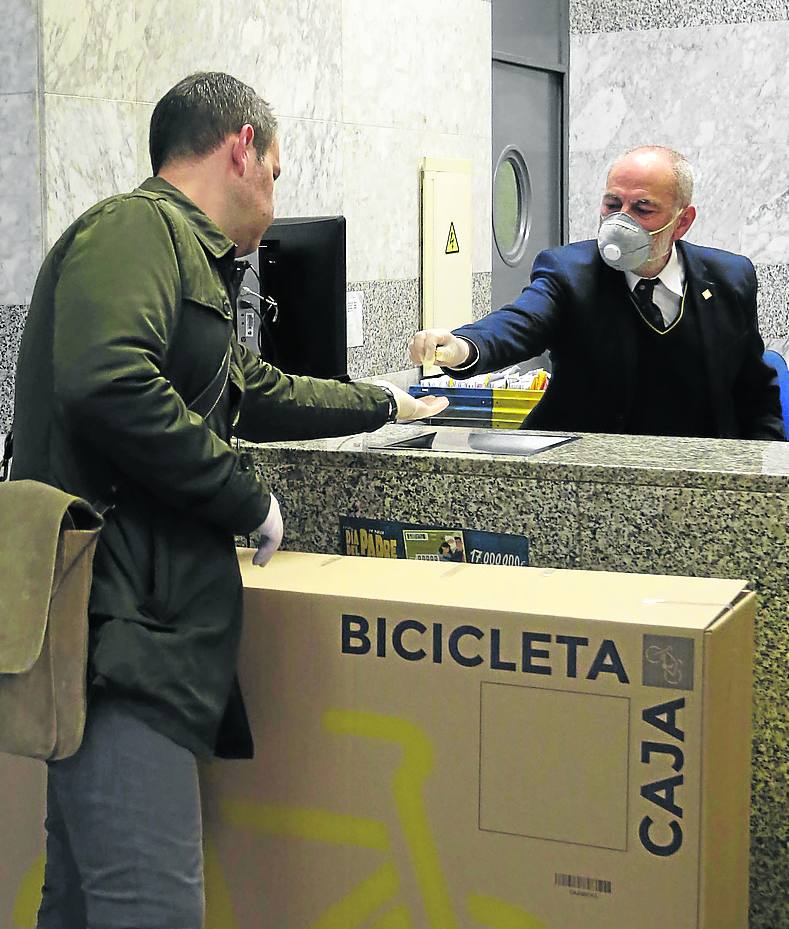 Un trabajador de Correos atiende a un cliente. 