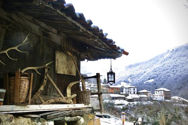 San Juan de Beleño (Ponga), teñido de blanco. 