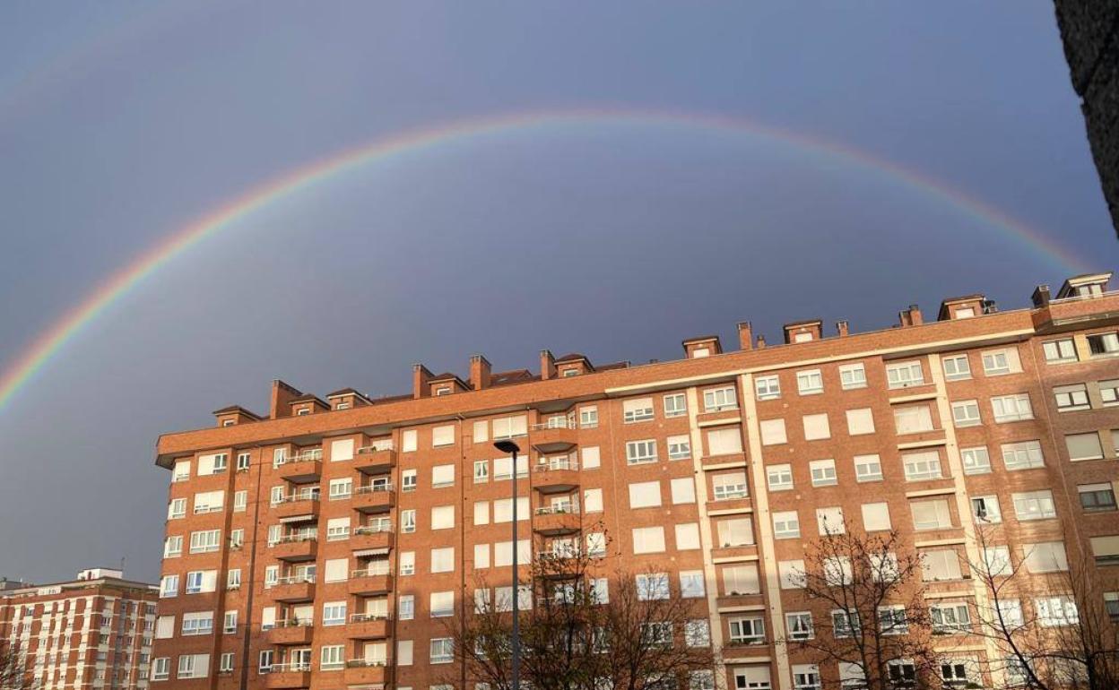 Impresionante arcoíris en Gijón