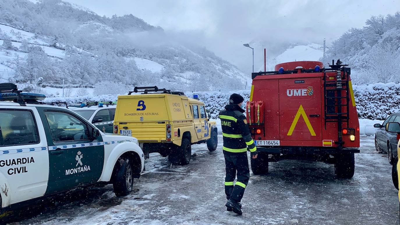 La Unidad Militar de Emergencias (UME), con dos batallones de 25 personas cada uno, un grupo cinológico, un grupo especial de montaña, una cuña y un vehículo oruga, se han sumado este sábado al dispositivo de búsqueda que trata de localizar a uno de los dos operarios de una quitanieves sepultados bajo un alud en el puerto de San Isidro. El cuerpo del otro, fue encontrado tras ocho horas de intenso rastreo.