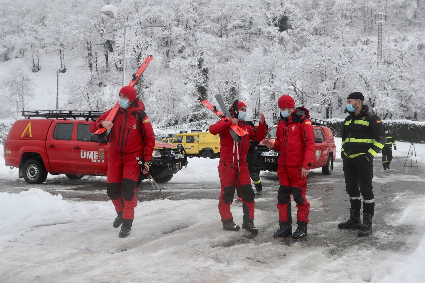 La Unidad Militar de Emergencias (UME), con dos batallones de 25 personas cada uno, un grupo cinológico, un grupo especial de montaña, una cuña y un vehículo oruga, se han sumado este sábado al dispositivo de búsqueda que trata de localizar a uno de los dos operarios de una quitanieves sepultados bajo un alud en el puerto de San Isidro. El cuerpo del otro, fue encontrado tras ocho horas de intenso rastreo.