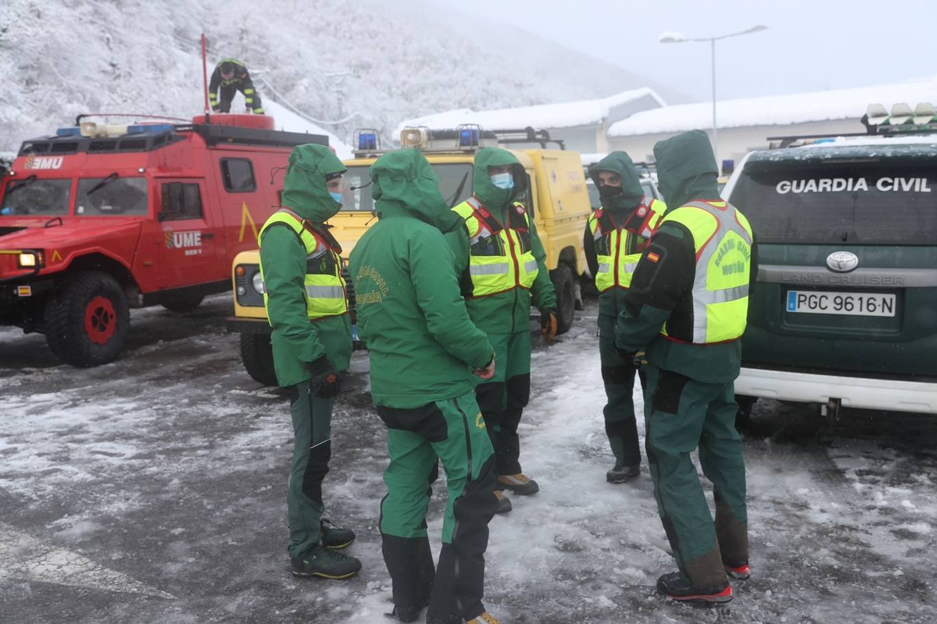 La Unidad Militar de Emergencias (UME), con dos batallones de 25 personas cada uno, un grupo cinológico, un grupo especial de montaña, una cuña y un vehículo oruga, se han sumado este sábado al dispositivo de búsqueda que trata de localizar a uno de los dos operarios de una quitanieves sepultados bajo un alud en el puerto de San Isidro. El cuerpo del otro, fue encontrado tras ocho horas de intenso rastreo.