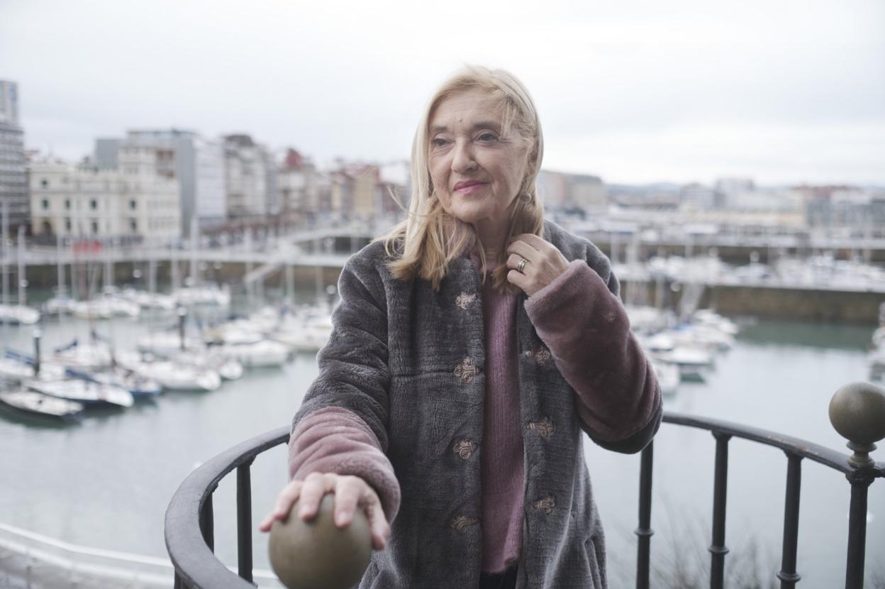 Salomé Díaz, asomada a uno de los balcones de la Casa Paquet, con el Puerto Deportivo al fondo. 