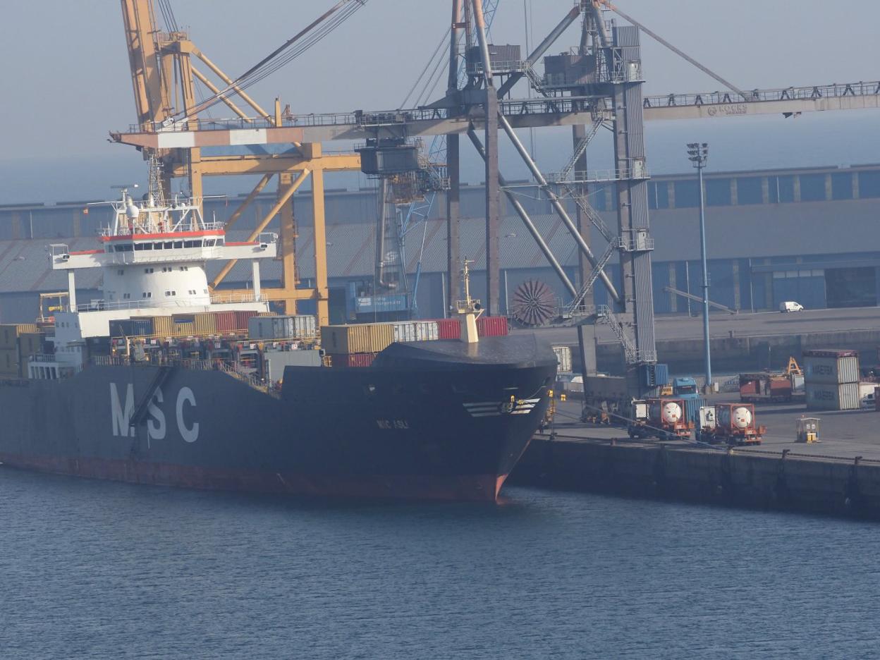 Un buque embarca contenedores en las instalaciones de APM Terminals, en los Muelles de la Osa. 