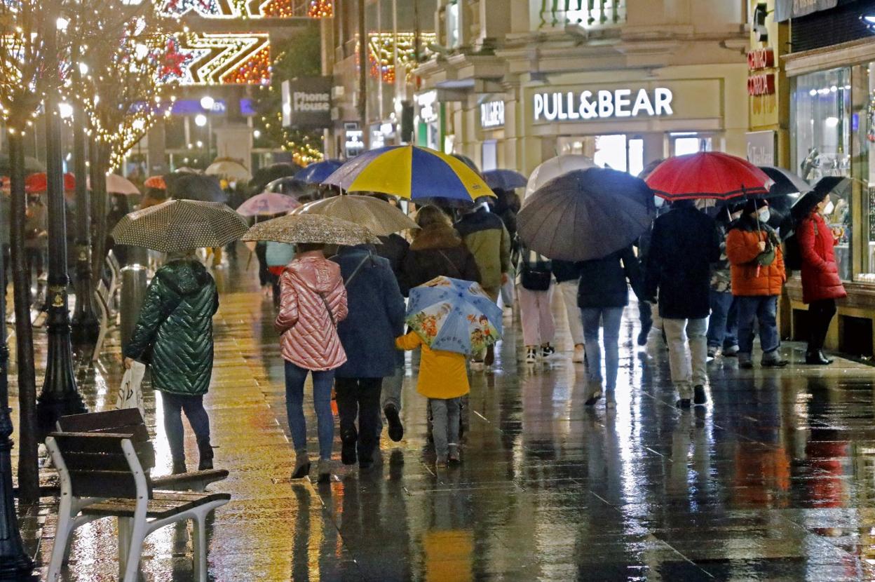 La calle Corrida, ayer, en efervescencia comercial. 