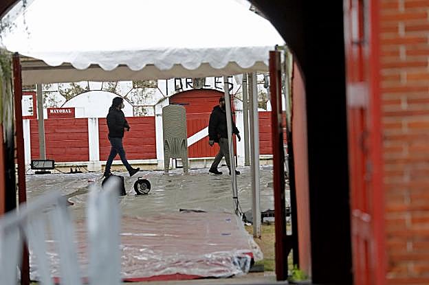 Preparativos en la plaza de toros para la recepción de los Reyes del lunes y el martes. 