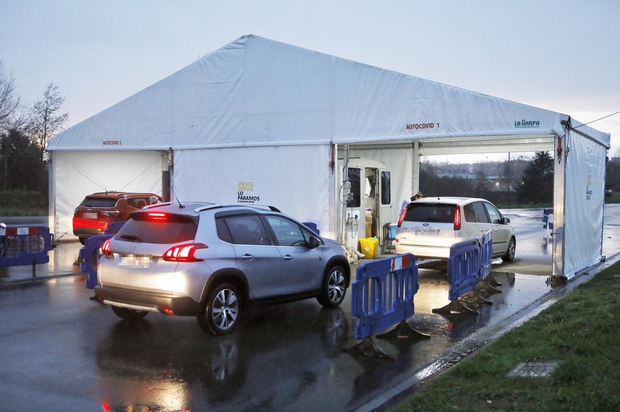 Personal sanitario, en el autocovid instalado en la explanada de Marina, realizando pruebas en la jornada de ayer. 