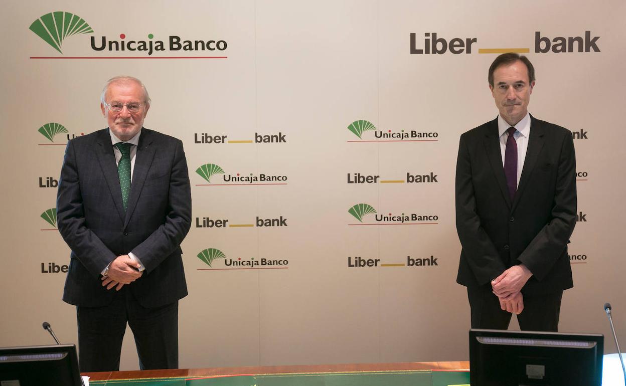 El presidente de Unicaja, Manuel Azuaga, y el consejero delegado de Liberbank, Manuel Menéndez, en la presentación del proyecto de fusión.