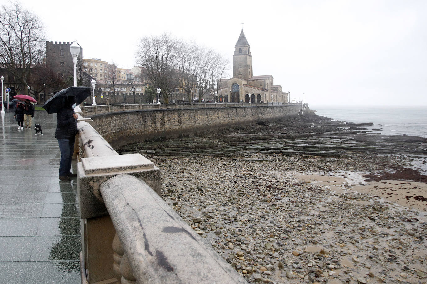 Nieve en las cotas altas, lluvia que no cesa en el litoral. El temporal no da tregua en Asturias y está complicando mucho la circulación en las zonas de montaña y anegando algunos puntos.