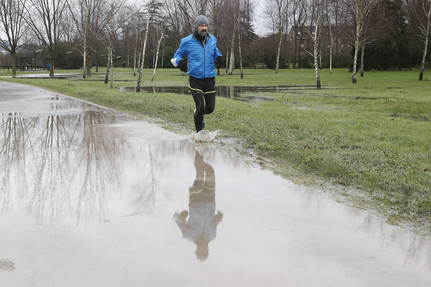 Nieve en las cotas altas, lluvia que no cesa en el litoral. El temporal no da tregua en Asturias y está complicando mucho la circulación en las zonas de montaña y anegando algunos puntos.