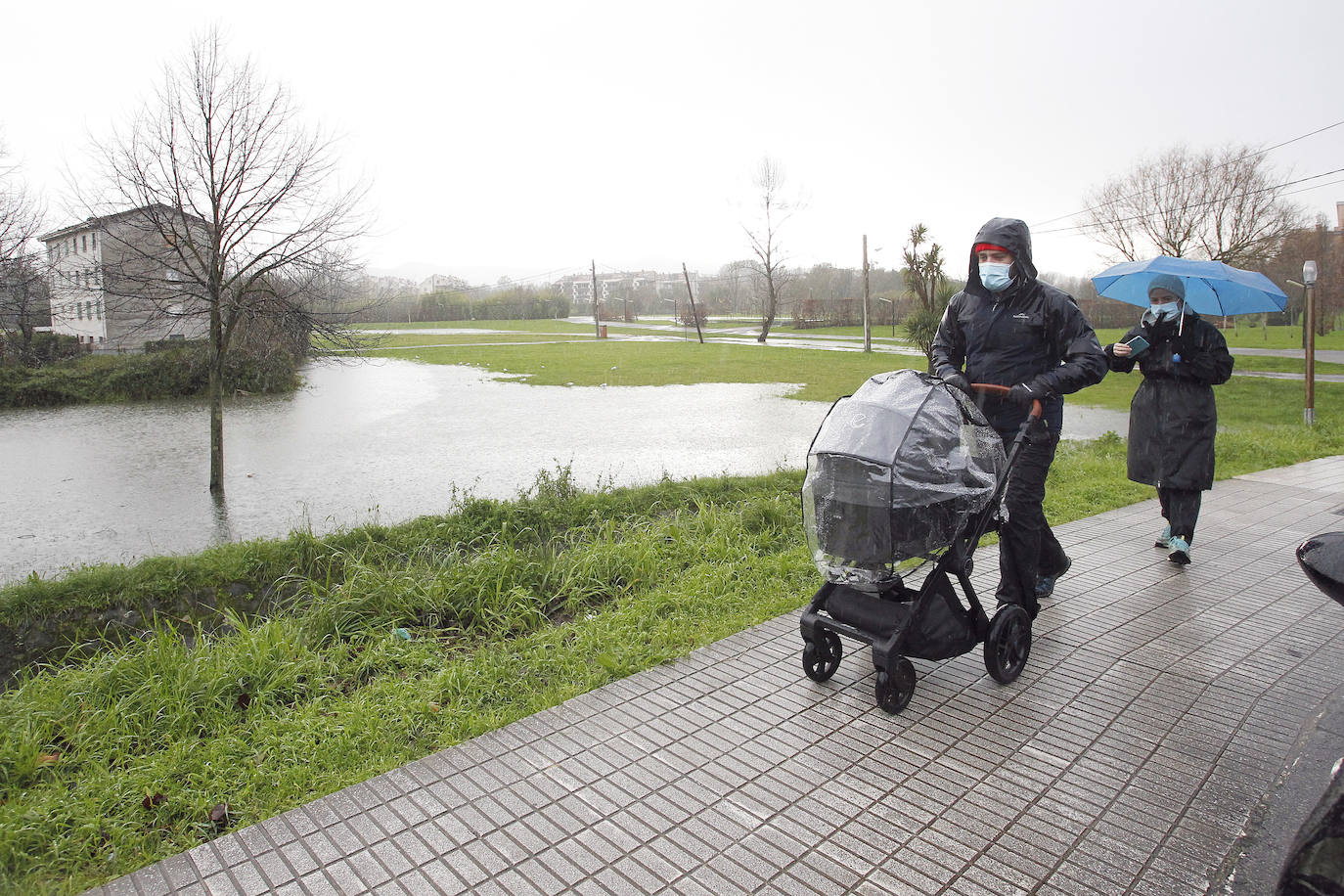 Nieve en las cotas altas, lluvia que no cesa en el litoral. El temporal no da tregua en Asturias y está complicando mucho la circulación en las zonas de montaña y anegando algunos puntos.