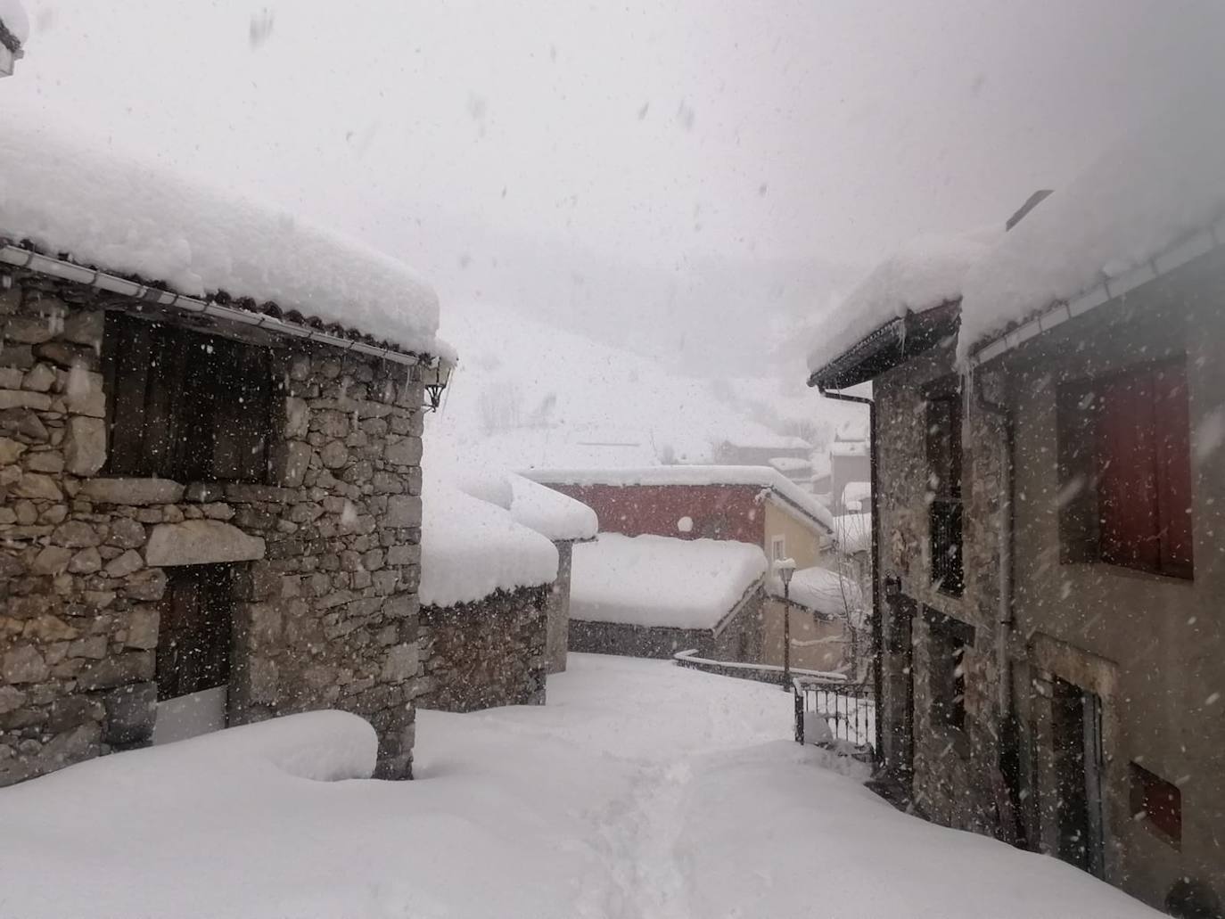Nieve en las cotas altas, lluvia que no cesa en el litoral. El temporal no da tregua en Asturias y está complicando mucho la circulación en las zonas de montaña y anegando algunos puntos.