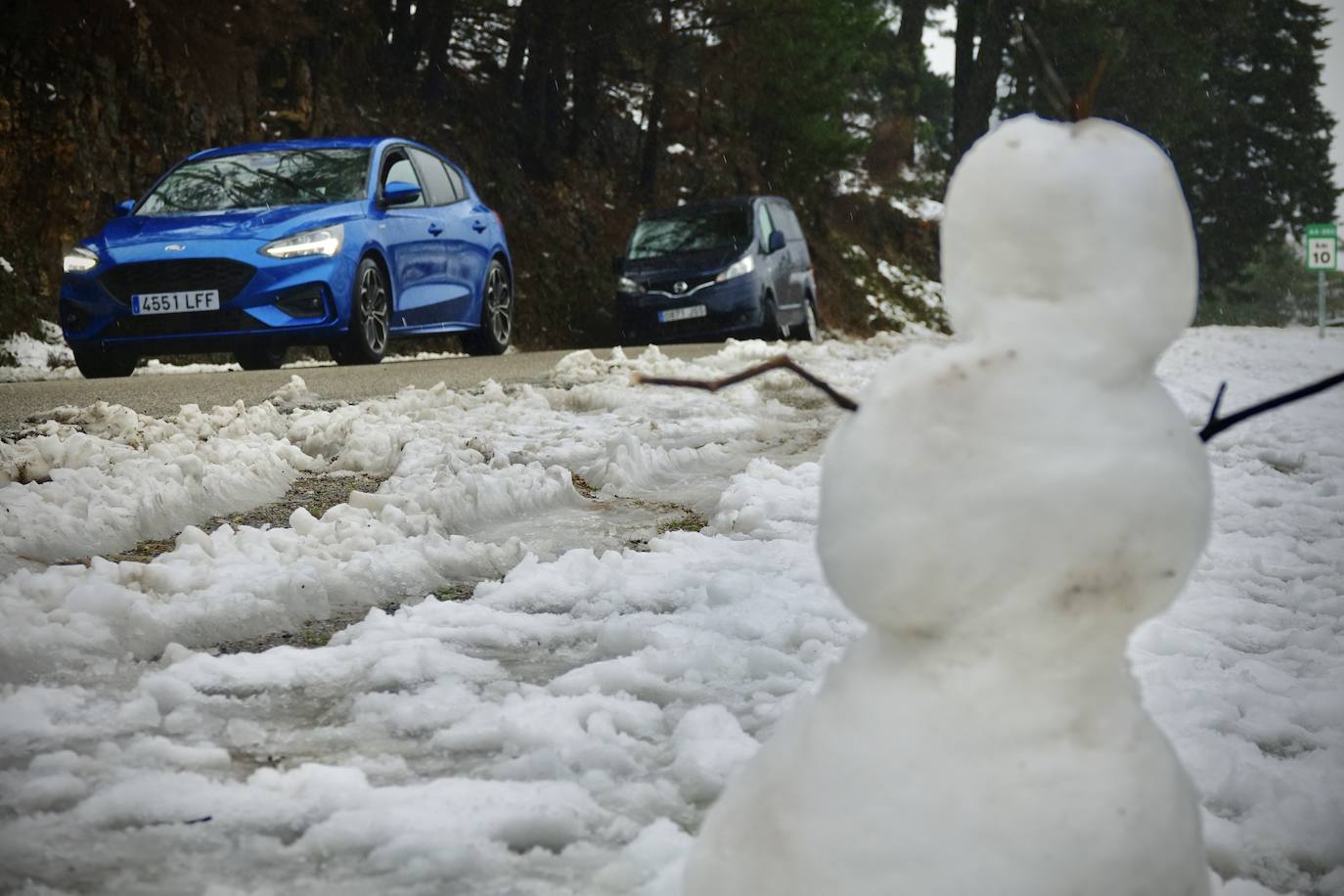 Nieve en las cotas altas, lluvia que no cesa en el litoral. El temporal no da tregua en Asturias y está complicando mucho la circulación en las zonas de montaña y anegando algunos puntos.
