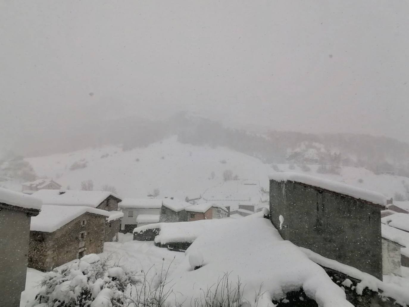 Nieve en las cotas altas, lluvia que no cesa en el litoral. El temporal no da tregua en Asturias y está complicando mucho la circulación en las zonas de montaña y anegando algunos puntos.