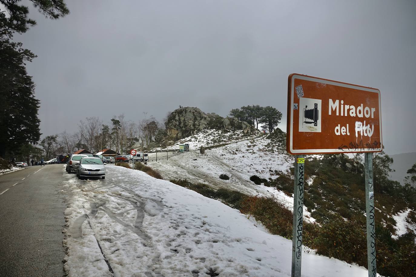 Nieve en las cotas altas, lluvia que no cesa en el litoral. El temporal no da tregua en Asturias y está complicando mucho la circulación en las zonas de montaña y anegando algunos puntos.