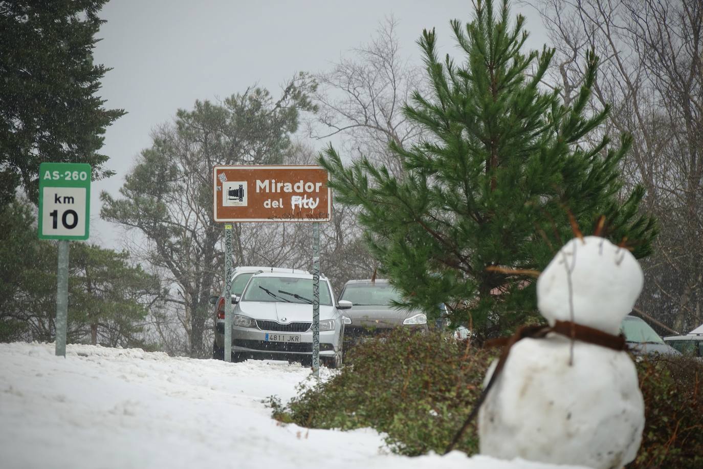 Nieve en las cotas altas, lluvia que no cesa en el litoral. El temporal no da tregua en Asturias y está complicando mucho la circulación en las zonas de montaña y anegando algunos puntos.