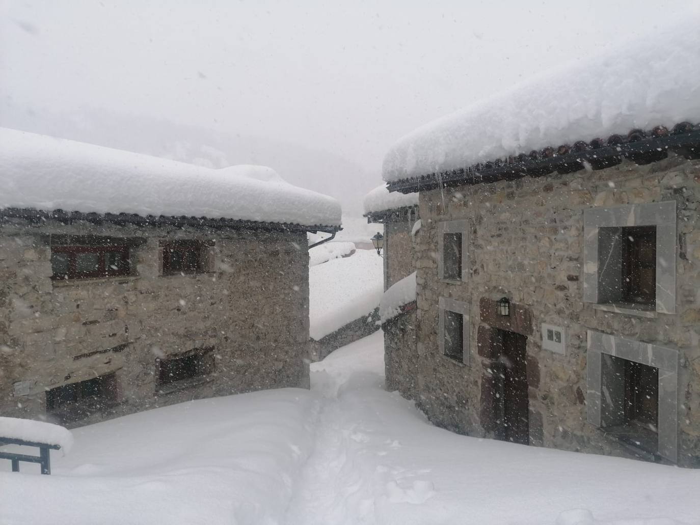Nieve en las cotas altas, lluvia que no cesa en el litoral. El temporal no da tregua en Asturias y está complicando mucho la circulación en las zonas de montaña y anegando algunos puntos.