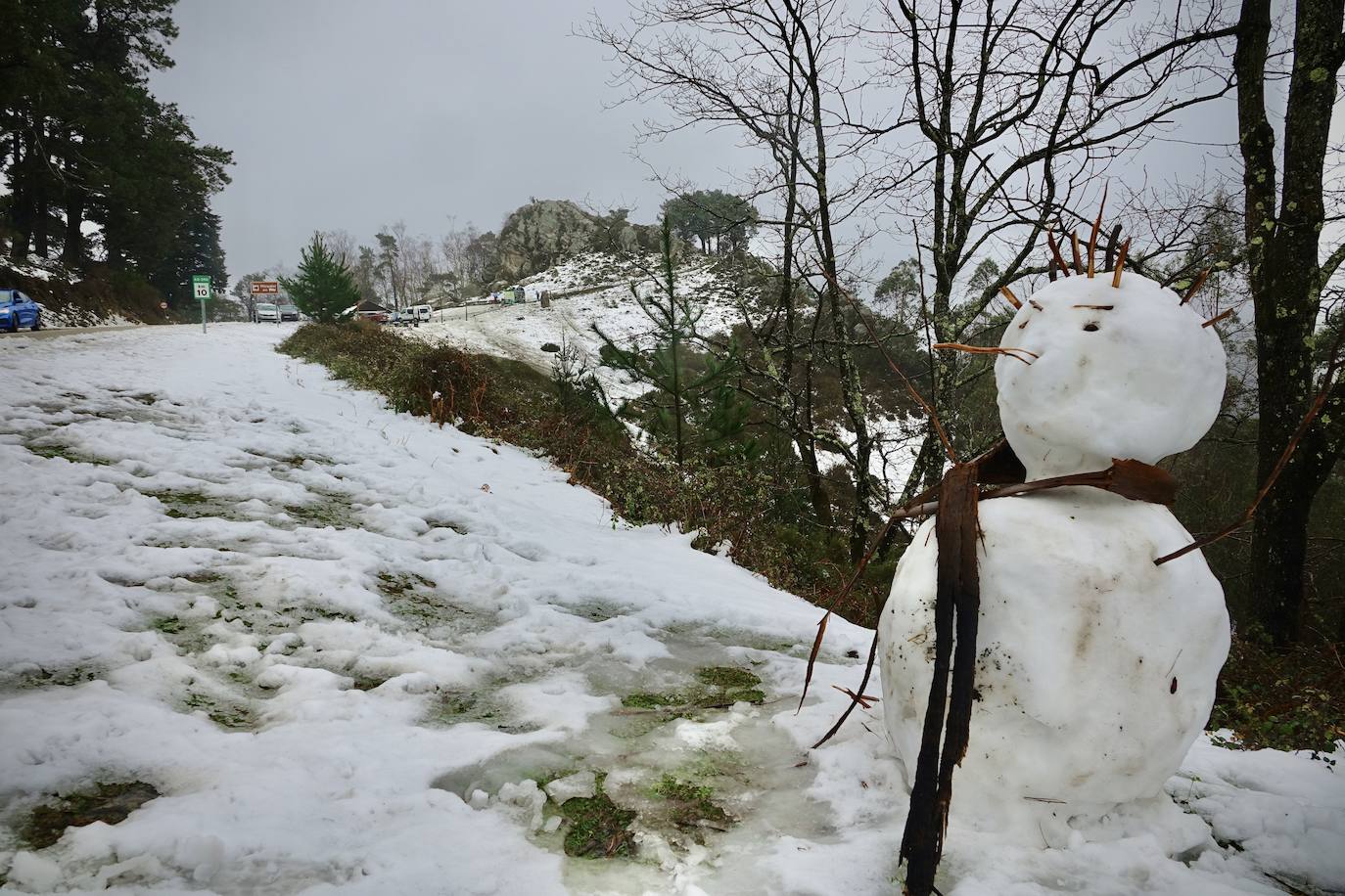 Nieve en las cotas altas, lluvia que no cesa en el litoral. El temporal no da tregua en Asturias y está complicando mucho la circulación en las zonas de montaña y anegando algunos puntos.