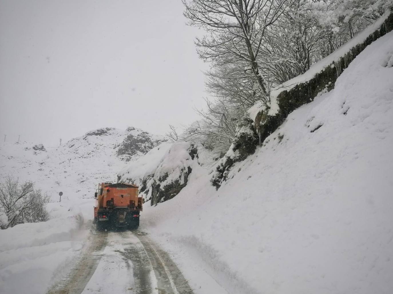 Nieve en las cotas altas, lluvia que no cesa en el litoral. El temporal no da tregua en Asturias y está complicando mucho la circulación en las zonas de montaña y anegando algunos puntos.