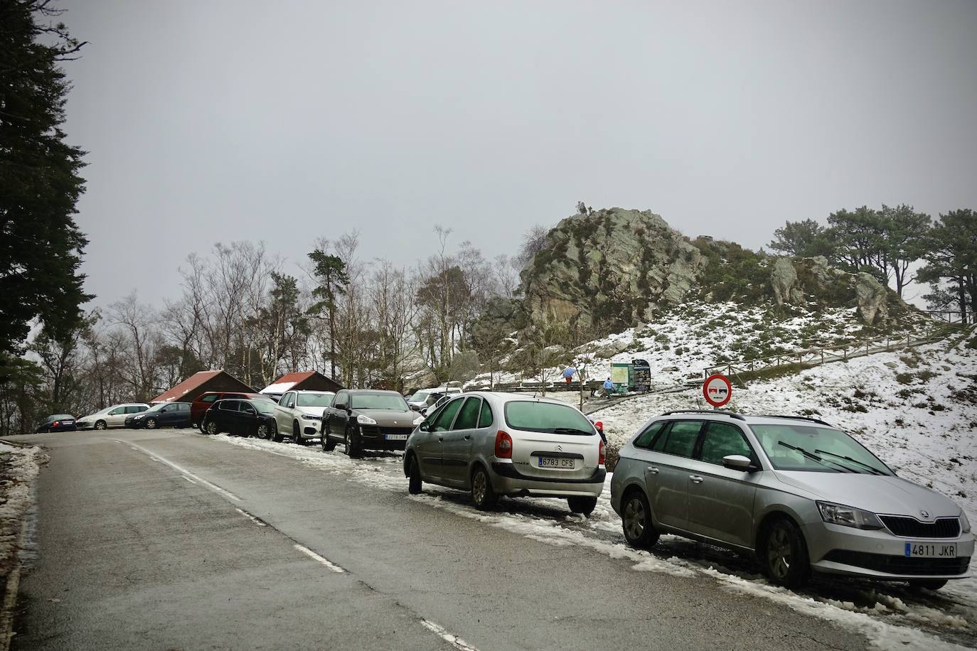 Nieve en las cotas altas, lluvia que no cesa en el litoral. El temporal no da tregua en Asturias y está complicando mucho la circulación en las zonas de montaña y anegando algunos puntos.