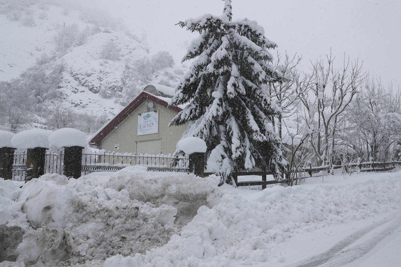 Nieve en las cotas altas, lluvia que no cesa en el litoral. El temporal no da tregua en Asturias y está complicando mucho la circulación en las zonas de montaña y anegando algunos puntos.