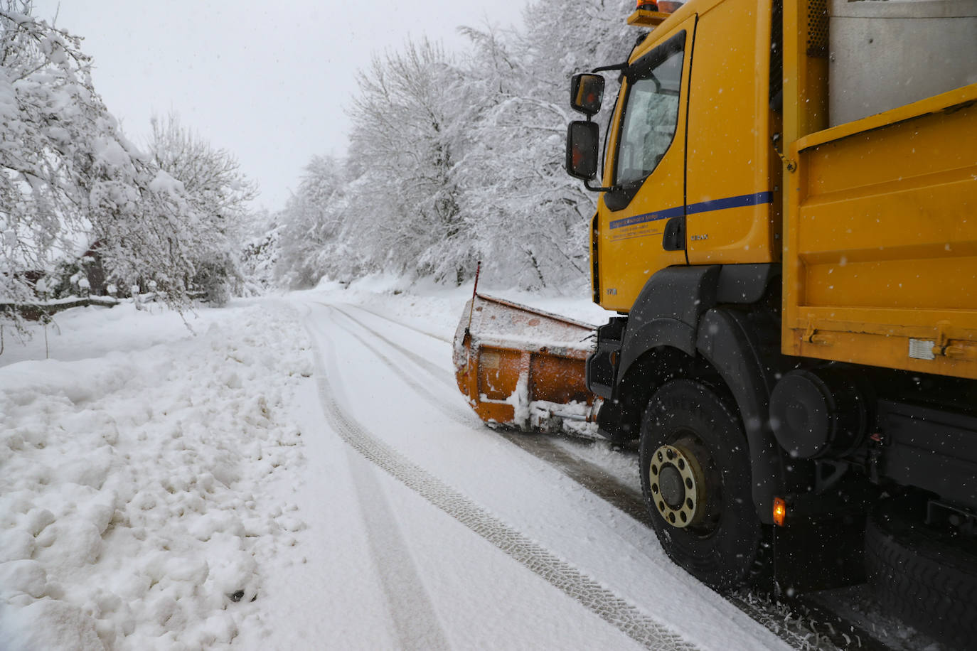 Nieve en las cotas altas, lluvia que no cesa en el litoral. El temporal no da tregua en Asturias y está complicando mucho la circulación en las zonas de montaña y anegando algunos puntos.