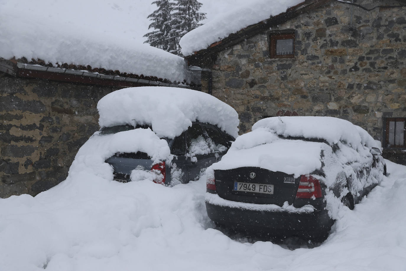 Nieve en las cotas altas, lluvia que no cesa en el litoral. El temporal no da tregua en Asturias y está complicando mucho la circulación en las zonas de montaña y anegando algunos puntos.