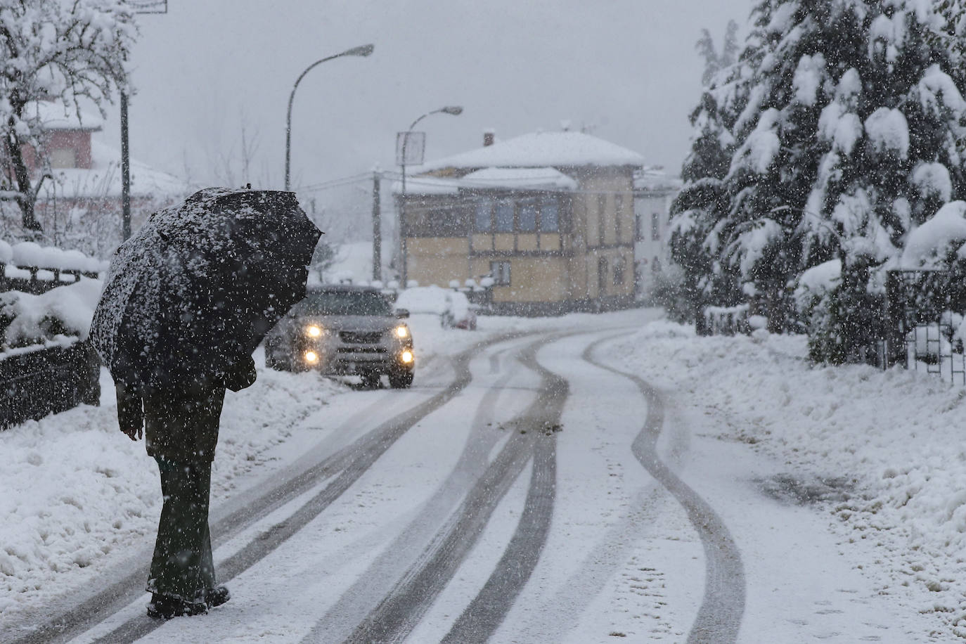 Nieve en las cotas altas, lluvia que no cesa en el litoral. El temporal no da tregua en Asturias y está complicando mucho la circulación en las zonas de montaña y anegando algunos puntos.