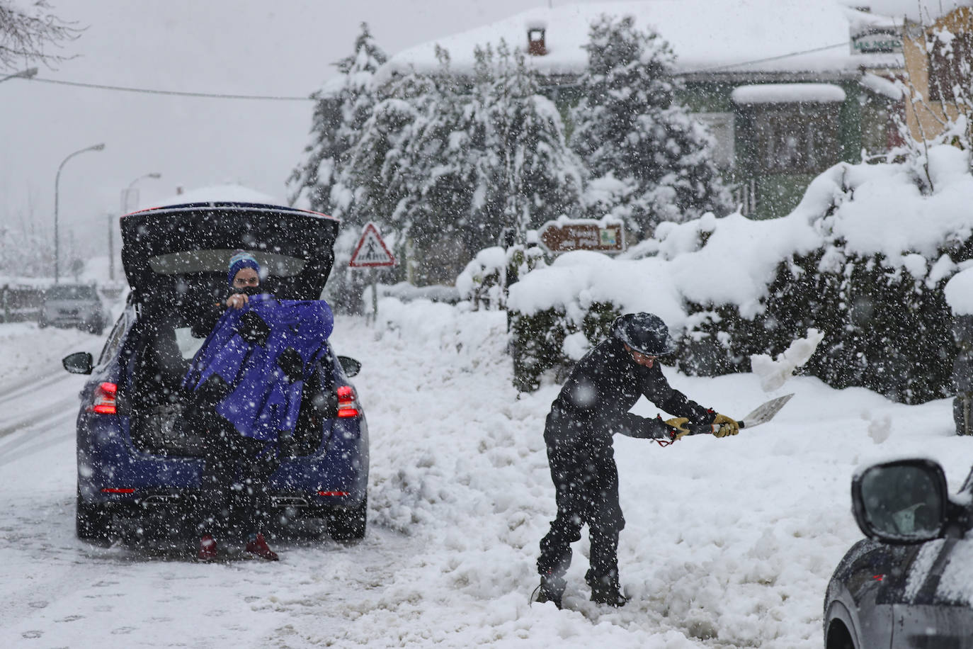 Nieve en las cotas altas, lluvia que no cesa en el litoral. El temporal no da tregua en Asturias y está complicando mucho la circulación en las zonas de montaña y anegando algunos puntos.