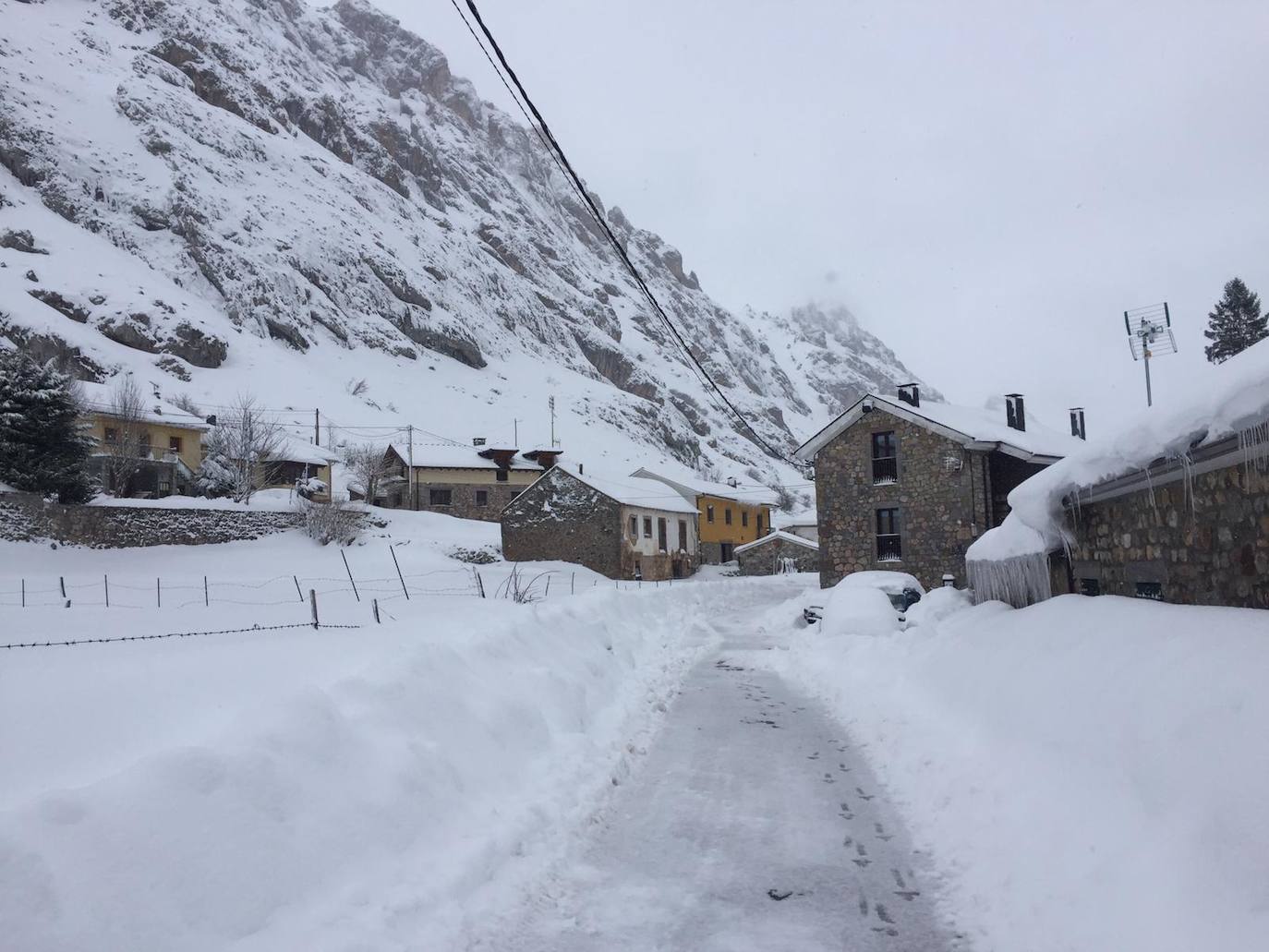 Nieve en las cotas altas, lluvia que no cesa en el litoral. El temporal no da tregua en Asturias y está complicando mucho la circulación en las zonas de montaña y anegando algunos puntos.