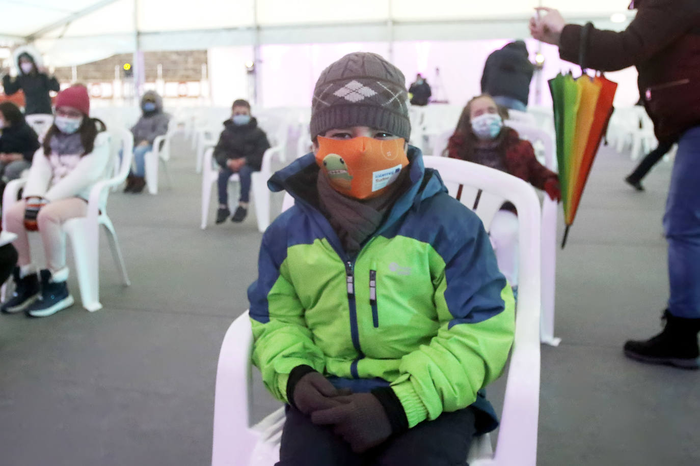 Melchor, Gaspar y Baltasar son testigos del cariño de los niños gijoneses que, durante el lunes y este martes —dos días muy fríos y lluviosos—, han acudido a la recepción celebrada en la plaza de toros de Gijón. Sus Majestades de Oriente ya están cargados de regalos para repartir ilusión esta madrugada. 