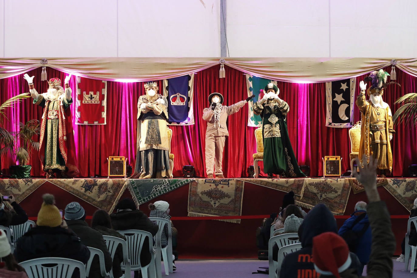 Melchor, Gaspar y Baltasar son testigos del cariño de los niños gijoneses que, durante el lunes y este martes —dos días muy fríos y lluviosos—, han acudido a la recepción celebrada en la plaza de toros de Gijón. Sus Majestades de Oriente ya están cargados de regalos para repartir ilusión esta madrugada. 