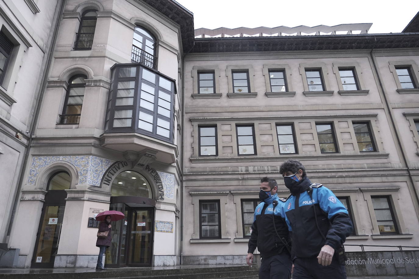 La Policía Local de Gijón ha detenido a un hombre de 44 años por romper presuntamente los cristales de treinta ventanas del edificio municipal de la Gota de Leche durante la madrugada de este lunes. Además, el acusado accedió al inmueble y destrozó parte del mobiliario, como mesas y sillas. 