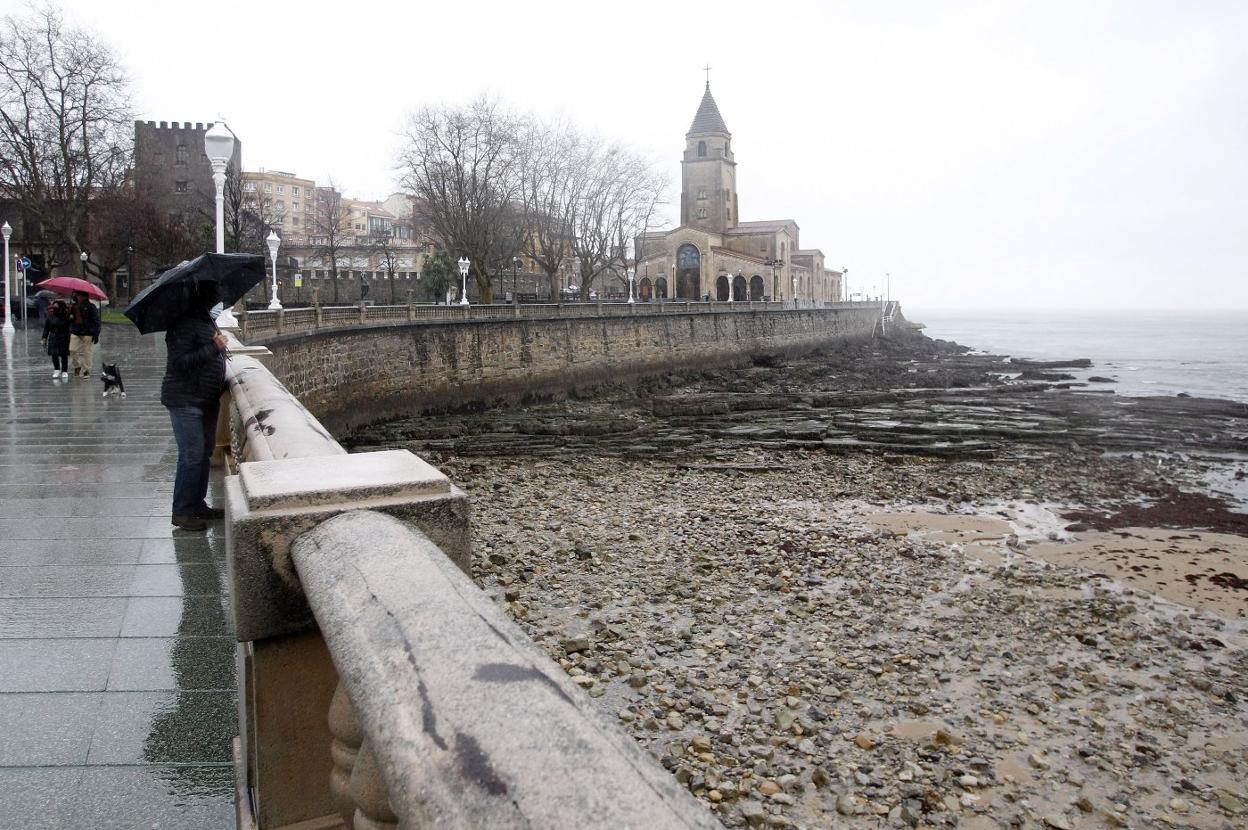 La falta de arena dejó al descubierto las piedras en San Pedro. 
