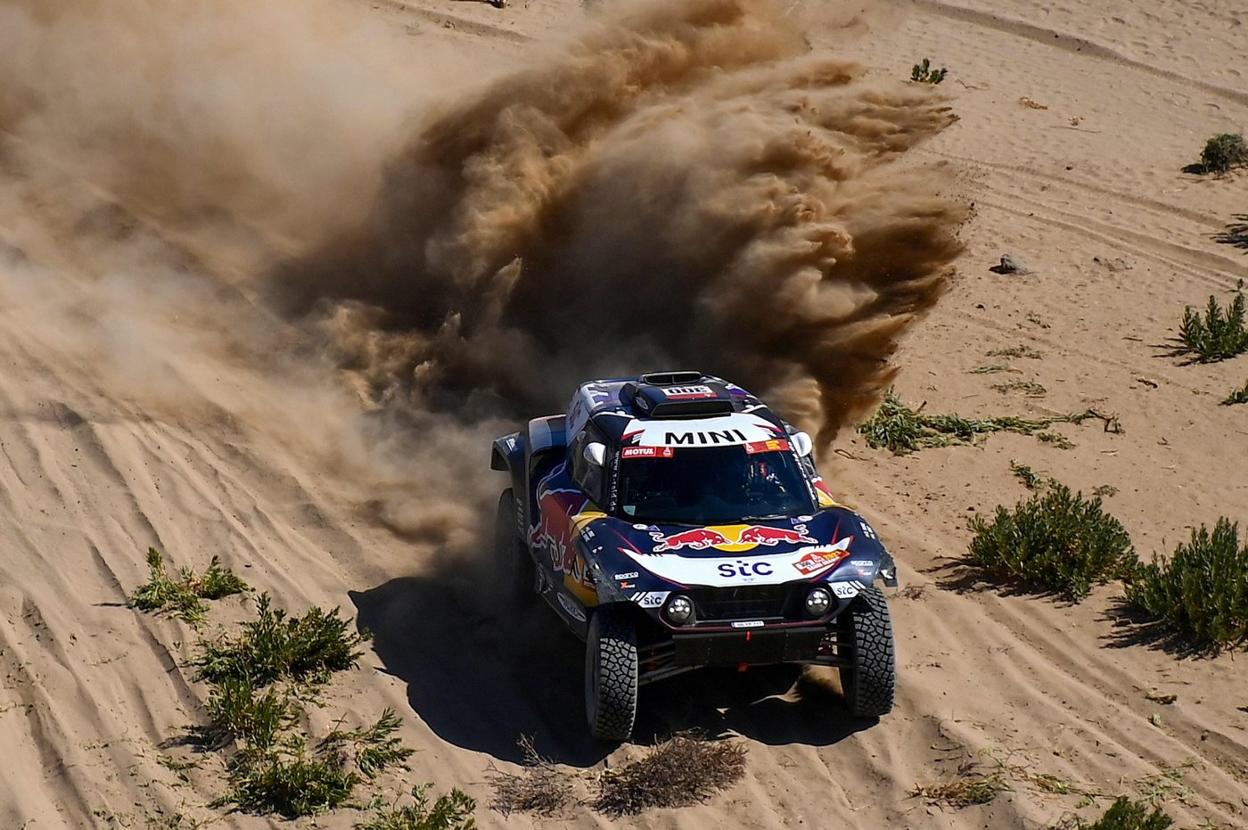 Carlos Sainz, con su Mini, luchó por la victoria de etapa hasta los metros finales. 