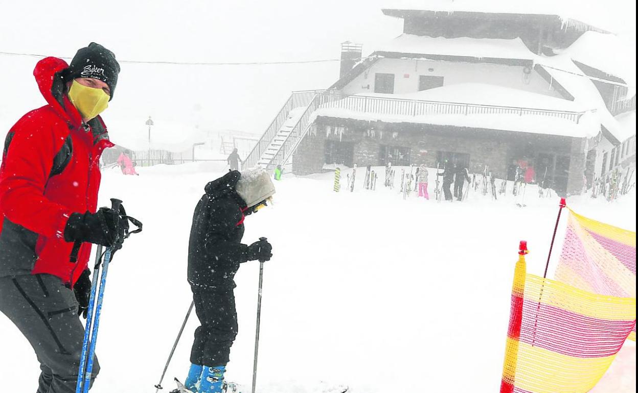 La incertidumbre en la temporada de esquí baja la venta de abonos