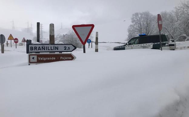 La nieve se acumula en los accesos a la estación invernal de Pajares.