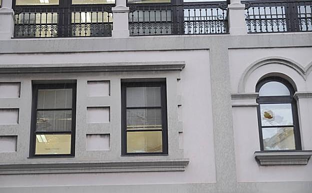 Imagen principal - Detienen en Gijón a un hombre que rompió 30 ventanas de la Gota de Leche y accedió al inmueble