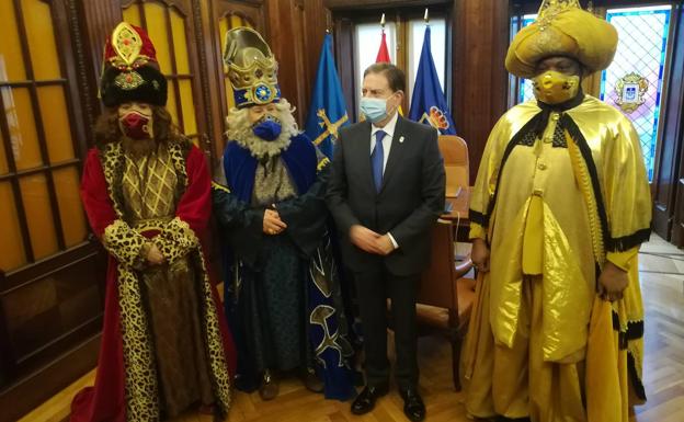 Sus Majestades, junto al alcalde de Oviedo, Alfredo Canteli. 